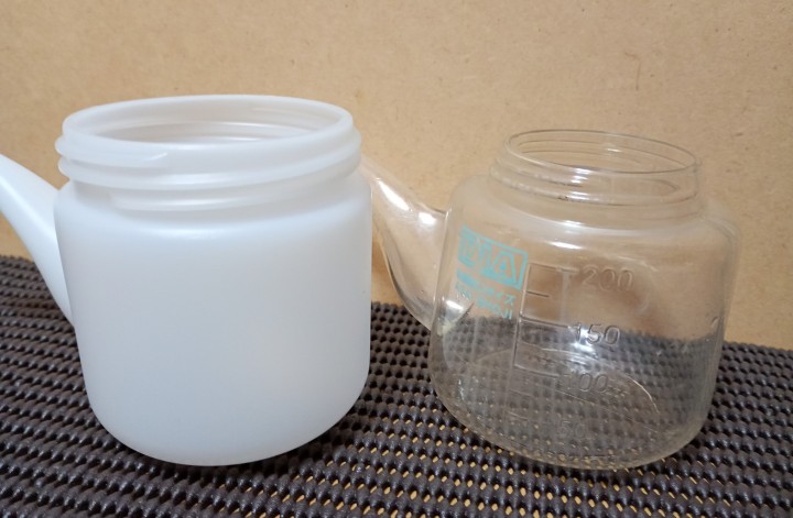 吸い飲みの側面にメモリのあるタイプとないタイプを並べた画像