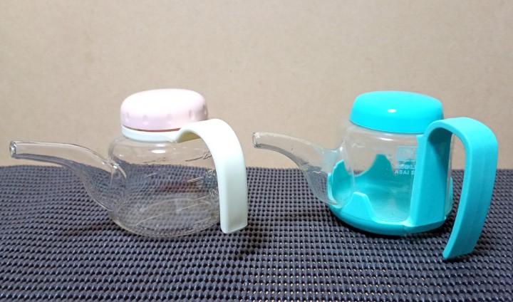２種類の取っ手付き吸い飲みの画像
