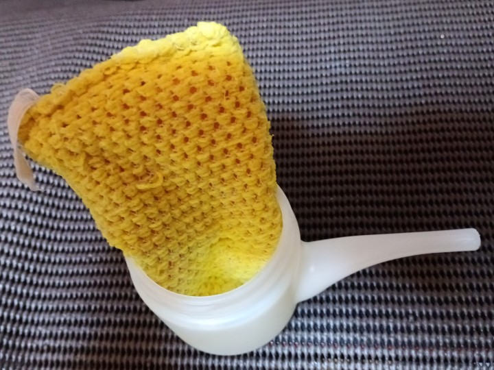 吸い飲みにスポンジが入っている画像