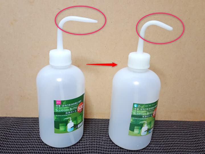 ダイソーの洗浄ボトルの先端を切る前のボトルと切った後のボトルの画像