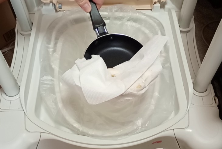 便(バナナ)を流せるハンドタオルでくるんだ画像